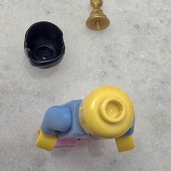 LEGO Birthday Cake Guy with Stand: Series 18 Collectible Minifig 71021 - Picture 11 of 12